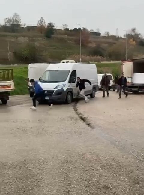 Kovaladığı kişi yakalayıp böyle darp etti BURSA’DA İKİ KİŞİ ARASINDA ÇIKAN TARTIŞMA KAVGAYA DÖNDÜ. CADDE ORTASINDA