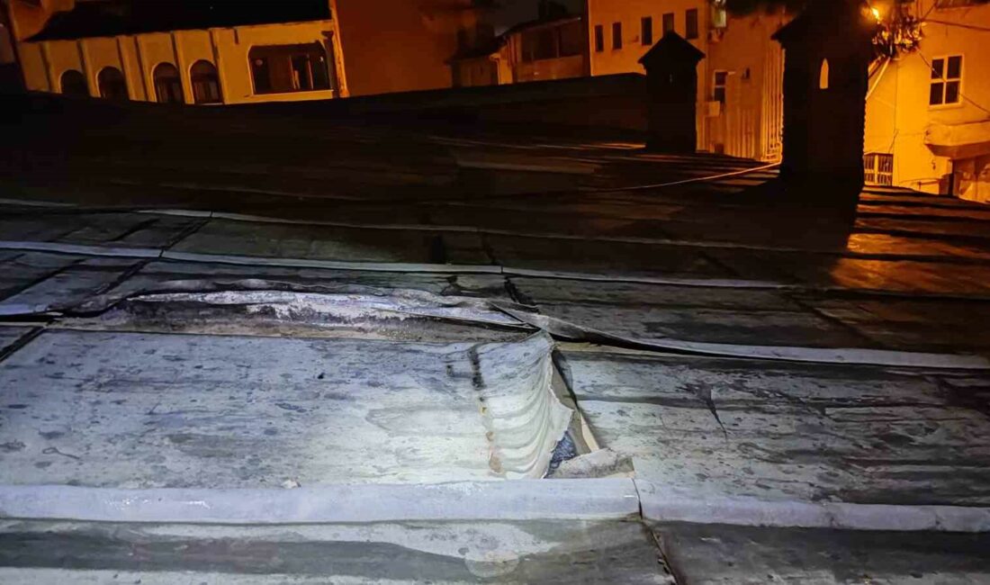 Kurşun levhaları çalmak isterken yakalandı BURSA YAZMA VE ESKİ BASMA ESERLER KÜTÜPHANESİ’NİN ÇATISINDAKİ KURŞUN LEVHALARI