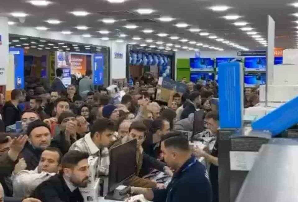 BURSA’DA BİR ELEKTRONİK MAĞAZASININ AÇILIŞINDA VATANDAŞLAR İNDİRİMLİ ÜRÜNLERE KOŞTU. OLUŞAN