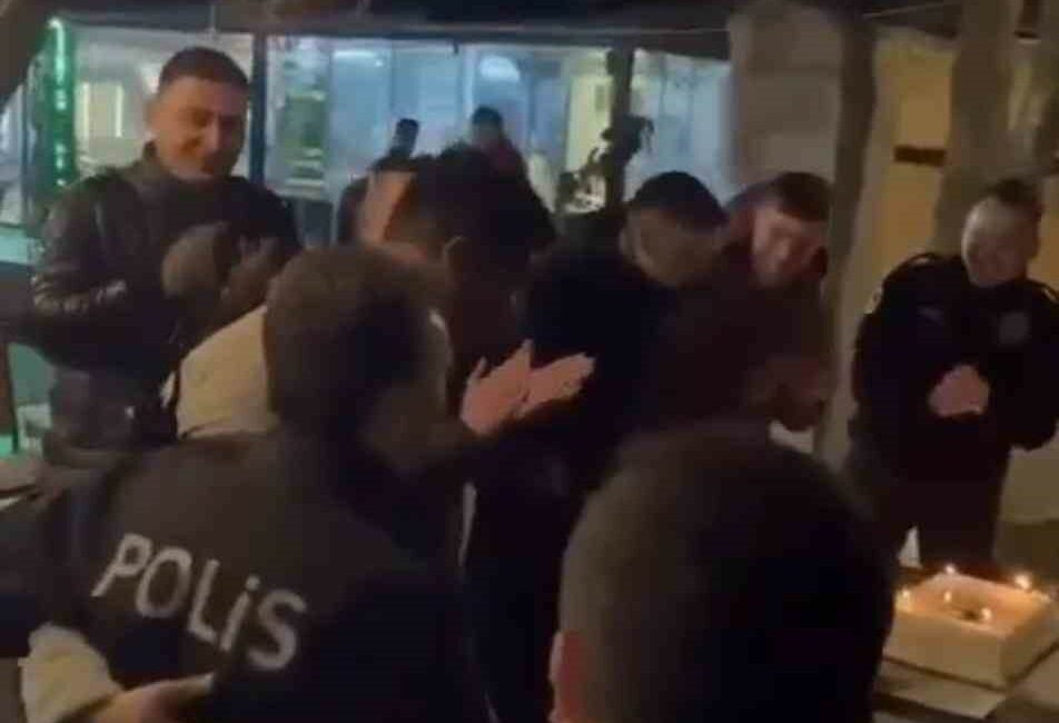 Meslek hayatının son görevinde pastalı sürpriz BURSA’DA EMEKLİLİĞE GÜN SAYAN POLİS MEMURUNA KUTLAMA YAPAN BEKÇİLER SİVİL