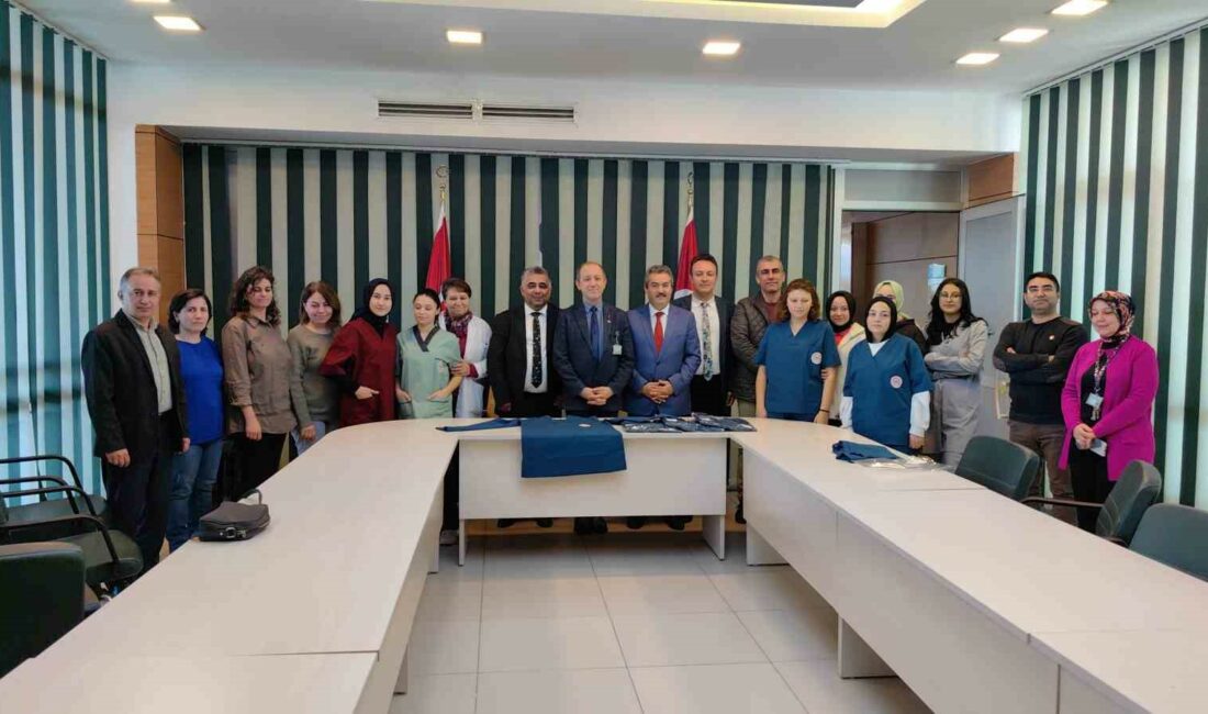 Modacı öğrenciler sağlıkçılara kıyafet tasarladı İNEGÖL NENE HATUN MESLEKİ VE TEKNİK ANADOLU LİSESİ ÖĞRENCİLERİ, İNEGÖL