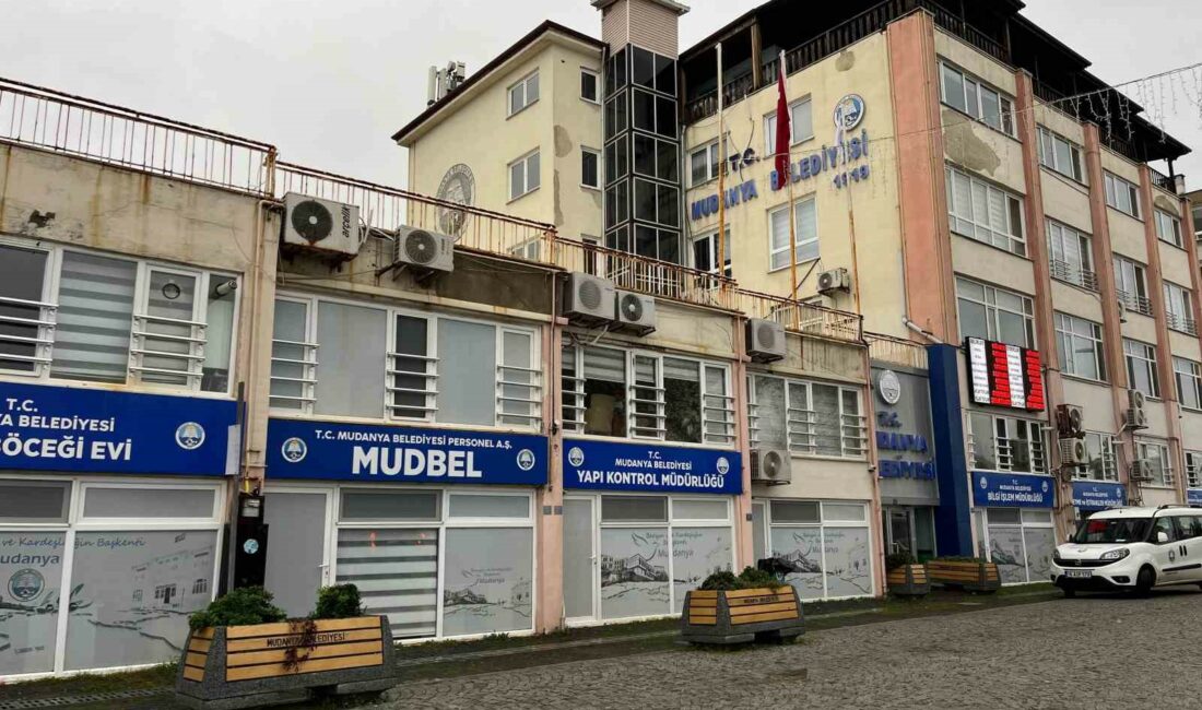 Mudanya Belediye binası tahliye ediliyor MUDANYA BELEDİYE BAŞKANI HAYRİ TÜRKYILMAZ, 5.1 VE 4.5 BÜYÜKLÜĞÜNDE MERKEZ