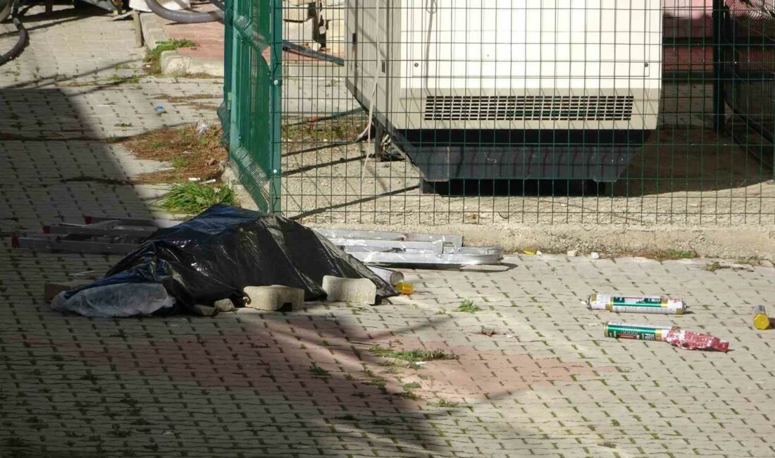 Okulun çatısını onarmak için çıktığı yerden düşen işçi hayatını kaybetti BURSA’DA BİR OKULUN ÇATISINDA YAPAN ARIZAYI TAMİR ETMEK İÇİN YUKARI