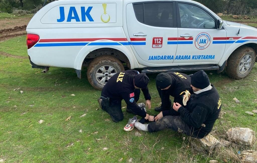 Ormanda kaybolan adamı JAK timleri buldu BURSA’NIN ORHANELİ İLÇESİNDE ORMANDA KAYBOLAN ADAMI JANDARMA ARAMA KURTARMA (JAK)