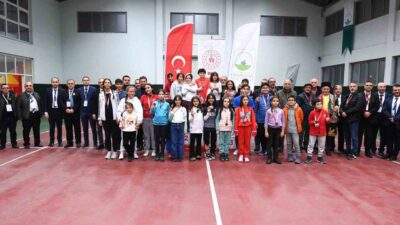 OSMANGAZİ BELEDİYESİ’NİN DÜZENLEDİĞİ SATRANÇ TURNUVASINDA DEDELER VE TORUNLARI KIYASIYA YARIŞTI.