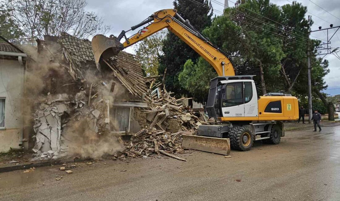 Osmangazi’den mahallelerin çehresini değiştiren yıkım OSMANGAZİ BELEDİYESİ, İLÇE GENELİNDE TEHLİKE SAÇAN METRUK YAPILARI YIKARAK, ÇARPIK