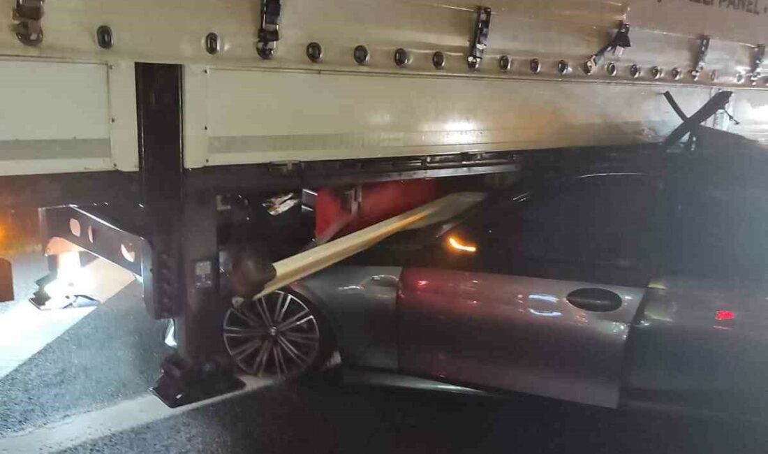 Otobanda tırın altına giren arabada can pazarı: 1 yaralı BURSA’DA OTOBANDA MEYDANA GELEN TRAFİK KAZASINDA 2 KİŞİ YARALANDI.
