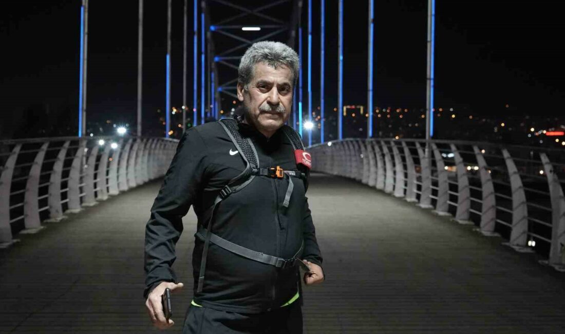 BURSA’DA ESNAFLIK YAPAN 63 YAŞINDAKİ ENVER KOÇ, HER GÜN DÜKKANINI