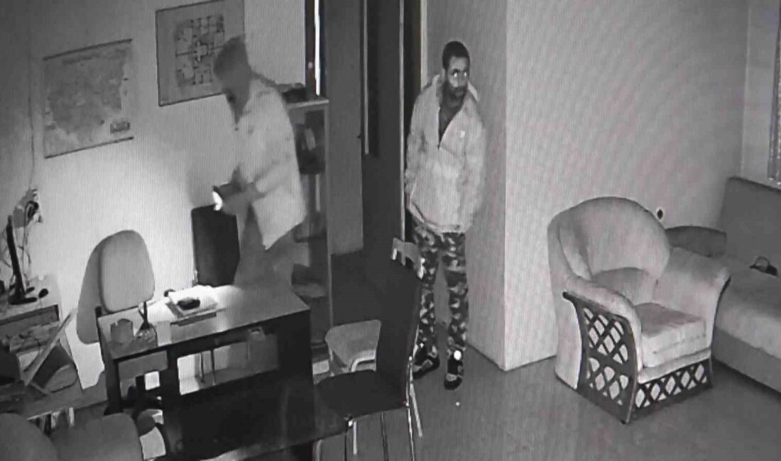 Bursa’da site fareleri kameralara yakalandı BURSA’DA SİTELERİN DEPOLARINA VE YÖNETİM ODALARINA DADANAN HIRSIZLAR 15 GÜNDE