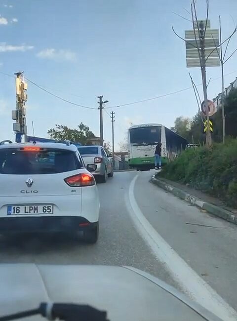 Patenle ölüme yolculuk kamerada BURSA’DA PATEN İLE KAYAN BİR GENÇ YORULUNCA OTOBÜSÜN ARKASINA TUTUNARAK