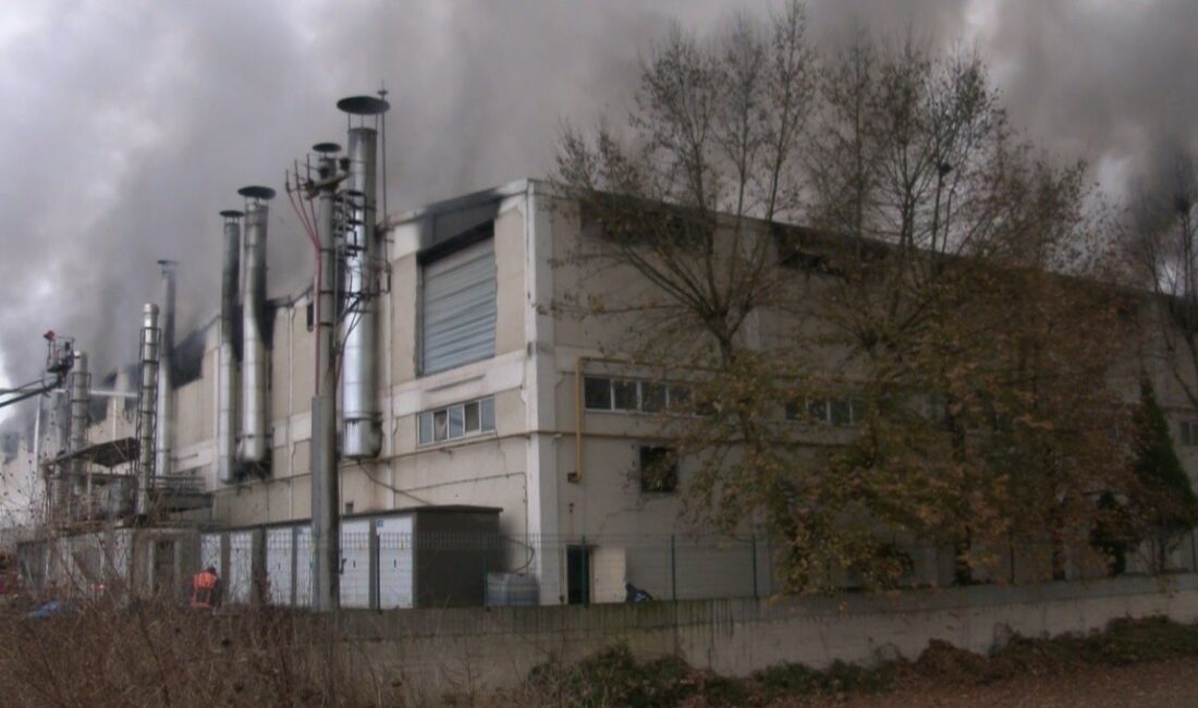 BURSA’NIN KESTEL İLÇESİNDEKİ TEKSTİL FABRİKASINDA ÇIKAN YANGIN SÖNDÜRÜLDÜ. PERDE ÜRETİMİNİN