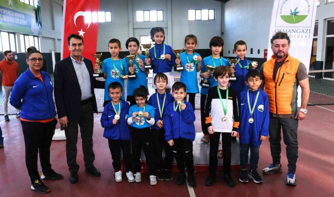 OSMANGAZİ BELEDİYESİ’NİN DÜZENLEDİĞİ TENİS TURNUVASINA KATILAN MİNİK TENİSÇİLER BİRİNCİ OLABİLMEK
