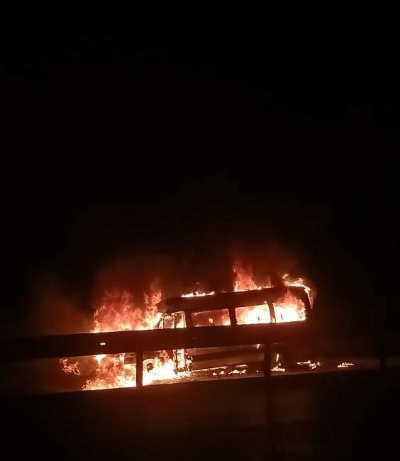 BURSA’DA SERVİS MİNİBÜSÜ HENÜZ BİLİNMEYEN BİR SEBEPTEN DOLAYI ALEV ALDI.