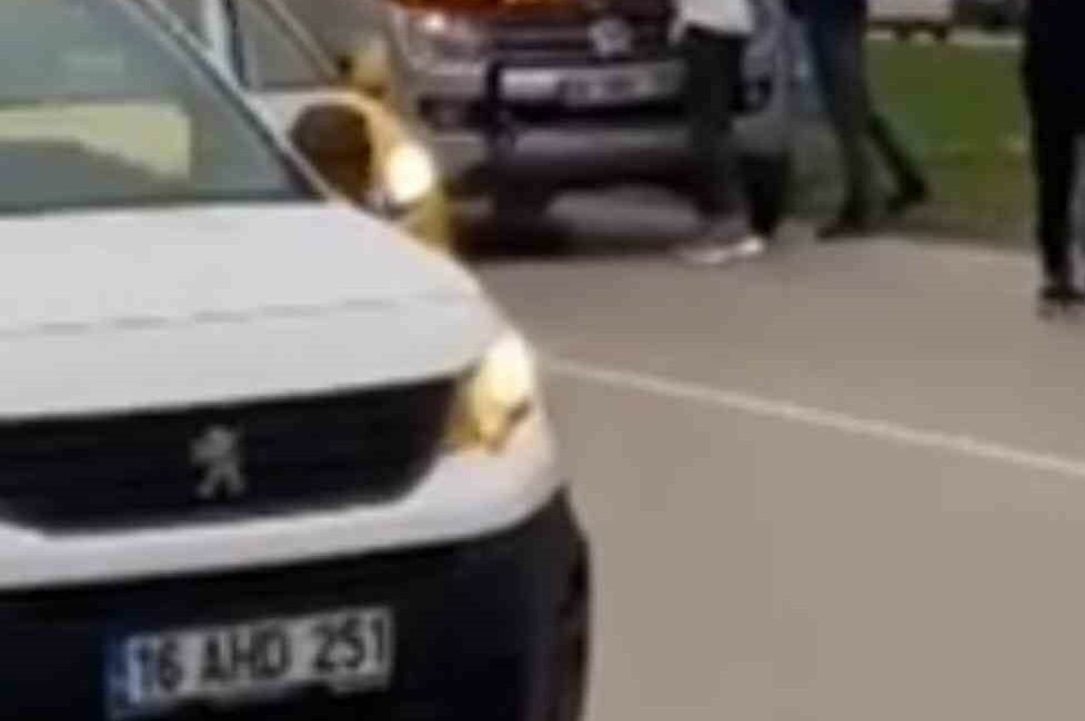 Seyir halindeki araç alev aldı BURSA’DA SEYİR HALİNDEKİ OTOMOBİL CADDE ÜZERİNDE ALEV ALDI. VATANDAŞLARIN YARDIMIYLA