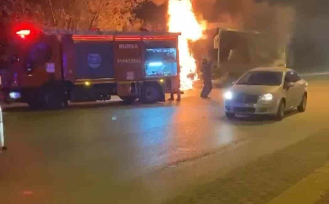 Bursa’da otobüs kül oldu BURSA’DA ARIZA YAPAN SERVİS OTOBÜSÜ ALEV ALEV YANDI