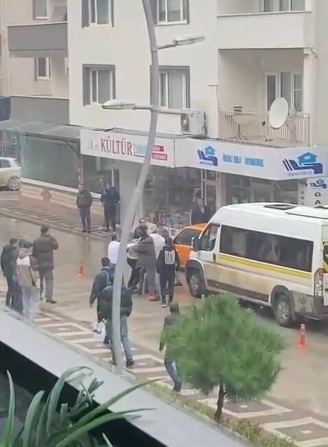 Bursa’da sokağı ringe çevirdiler BURSA'NIN İNEGÖL İLÇESİNDE SERVİS ARACI SÜRÜCÜSÜ İLE OTOMOBİL SÜRÜCÜSÜNÜN YOL