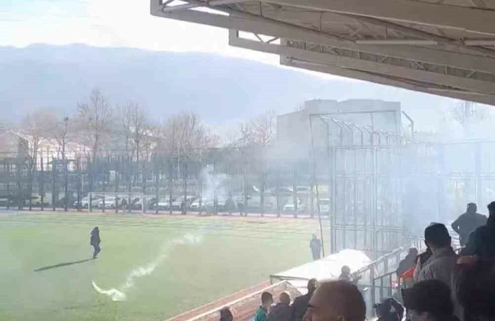Bursa’da taraftarlar torpil ve meşalelerle ortalığı savaş alanına çevirdi BURSA’DA OYNANAN İNEGÖL ORHANİYE SPOR-İZNİK SPOR MAÇI ÖNCESİ BİR GRUP