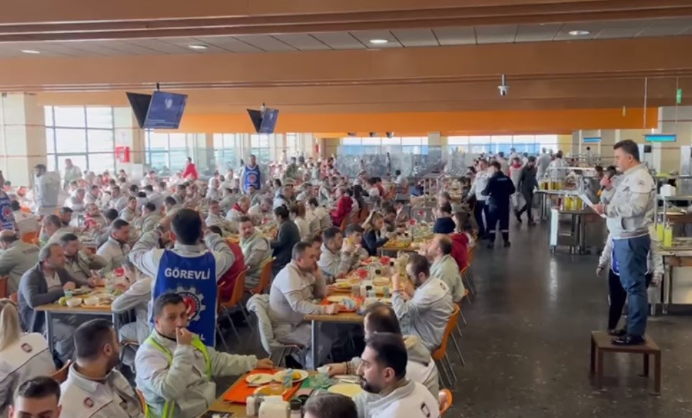 Tofaş Otomobil Fabrikasında toplu iş sözleşmesindeki zam oranını beğenmeyen işçiler