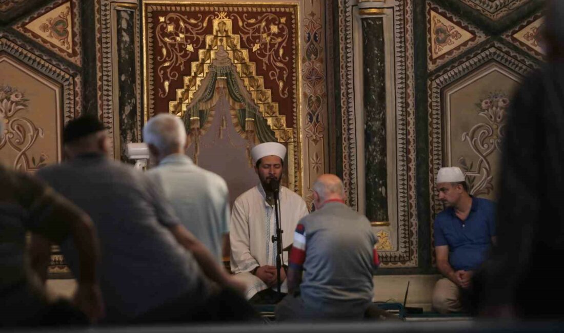 Türkiye’nin her yerinden bu imamı dinlemeye geliyorlar YILDIRIM BEYAZİD CAMİ İMAMI UĞUR GEDİK’İN SESİNİ DUYANLAR HAYRAN KALIYOR.