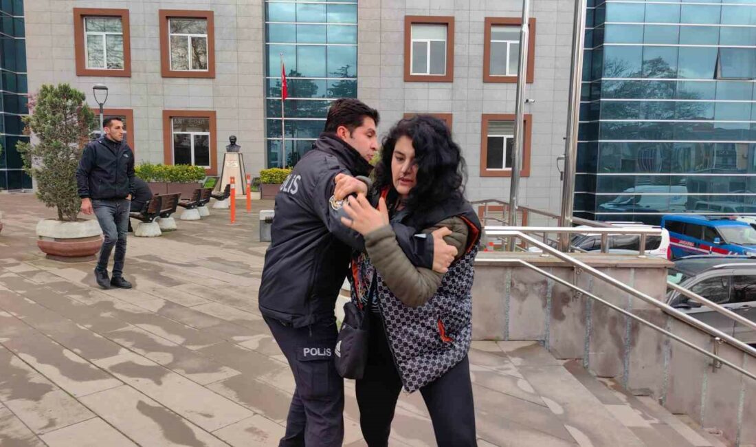 Tutuklanan hırsız gazetecilere saldırdı BURSA'NIN İNEGÖL İLÇESİNDE APARTMANIN GİRİŞİNDEN MOTOSİKLETİ ÇALAN KADIN HIRSIZ YAKALANDI.