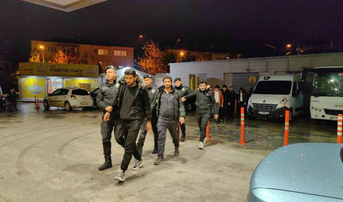 Bursa’da ülkeye kaçak giren 28 Suriyeli yakalandı İNEGÖL EMNİYET MÜDÜRLÜĞÜ EKİPLERİ ÜLKEYE KAÇAK YOLLARLA GİREN 28 SURİYE