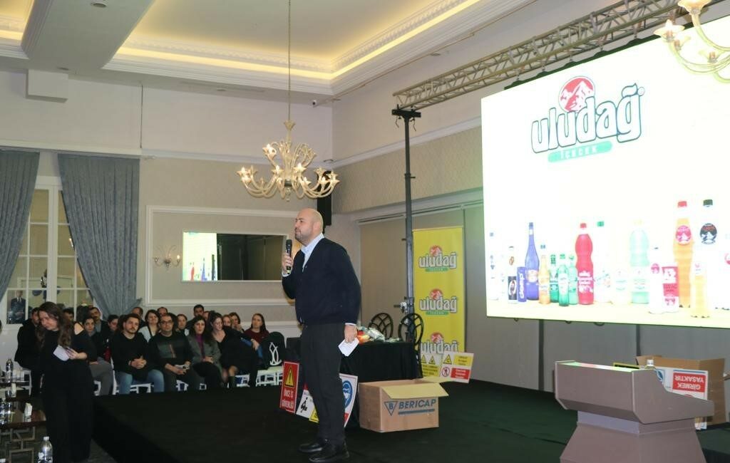 Uludağ İçecek’ten tiyatro tadında ’İş sağlığı ve güvenliği’ buluşması ULUDAĞ İÇECEK TÜRK AŞ., ÇALIŞANLARINA YÖNELİK OLARAK GERÇEKLEŞTİRDİĞİ 2 GÜN