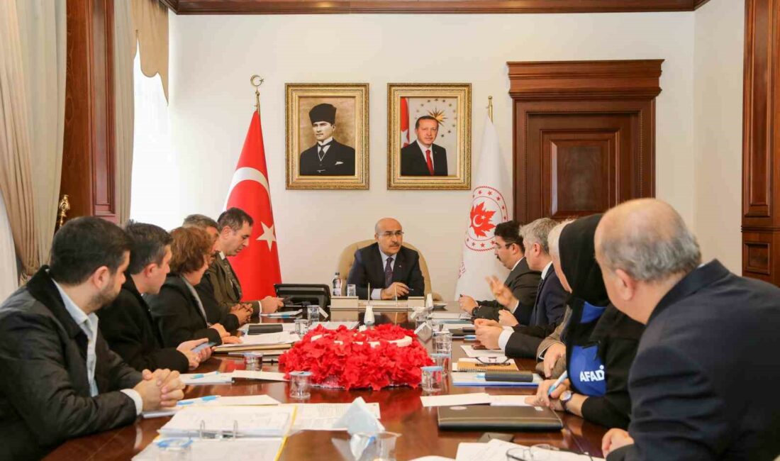 Vali Demirtaş: “Hiçbir sıkıntı yok” VALİ MAHMUT DEMİRTAŞ MÜDÜRLER VE VALİ YARDIMCILARIYLA TOPLANTI YAPTI