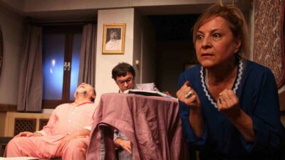 BURSA DEVLET TİYATROSU YAPIMI “YALAN MAKİNASI” 100. TEMSİLİYLE SAHNEYE