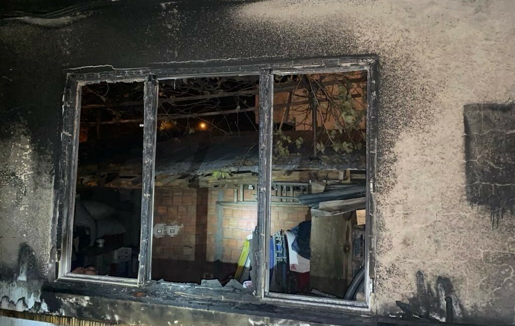 Yaşlı adamın evinde çıkan yangın korkuttu İZNİK'TE YAŞLI ADAMIN EVİNDE MEYDANA GELEN YANGIN BÜYÜMEDEN SÖNDÜRÜLDÜ.