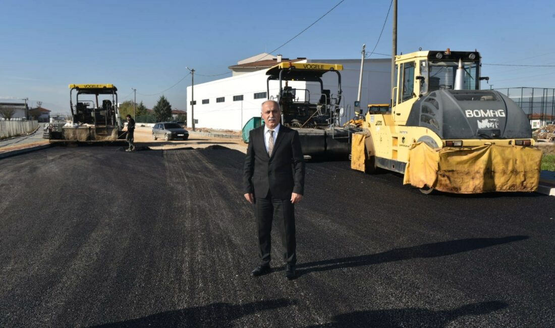 Yenişehir’de okullar bölgesinde asfalt çalışması BURSA’NIN YENİŞEHİR İLÇESİNE BAĞLI OKULLAR BÖLGESİNDE ASFALTLAMA ÇALIŞMALARI BAŞLADI. ÇALIŞMALARI