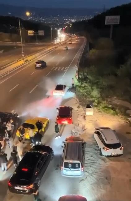 Yolu kapatan düğün konvoyları kameralara yansıdı BURSA’DA YOLU KAPATIP EĞLENEN 2 DÜĞÜN KONVOYU KAMERALARA YANSIDI. BİRİ