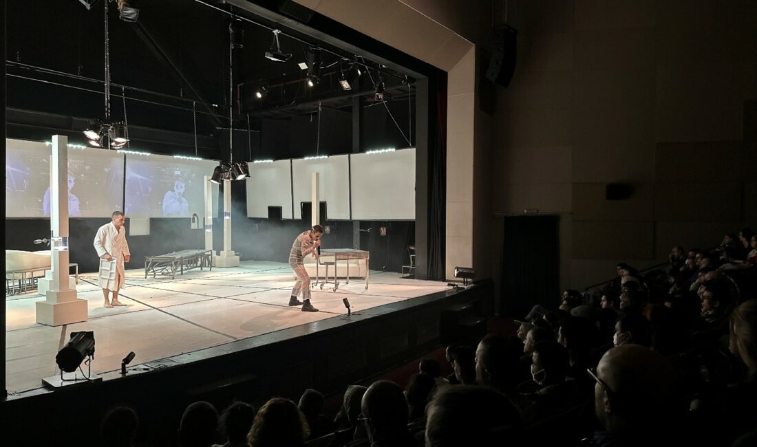 “1984” oyunu rehabilite hizmeti alanlar için sergilendi NİLÜFER KENT TİYATROSU’NUN (NTK) ÖDÜLLÜ OYUNU OLAN “1984”Ü, DENETİMLİ SERBESTLİK