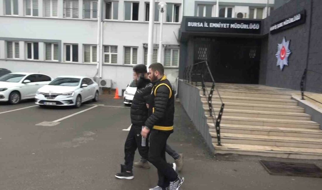 Bursa’da 3 kişiyi silahla yaraladı, 128 gün sonra sahte kimlik ile yakalandı MERTCAN A., ASAYİŞ ŞUBE MÜDÜRLÜĞÜ’NDEKİ İŞLEMLERİNİN ARDINDAN ADLİYEYE SEVK EDİLDİ.