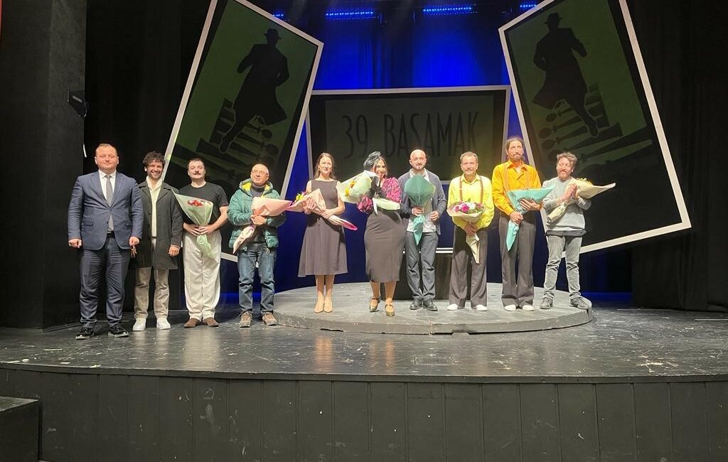 BURSA BÜYÜKŞEHİR BELEDİYESİ ŞEHİR TİYATROSU, ’39 BASAMAK’ ADLI YENİ OYUNUNUN