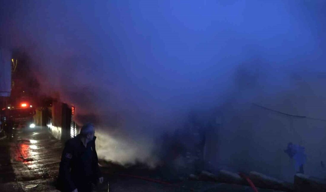 4 katlı binanın bodrum katında çıkan yangın itfaiye ekiplerince söndürüldü BURSA’DA 4 KATLI BİNANIN BODRUM KATINDA ÇIKAN YANGIN, İTFAİYE EKİPLERİNİN