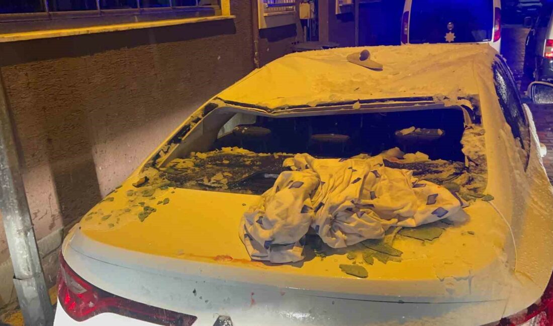 Binadan park halindeki aracın üzerine düşen kişi ağır yaralandı BURSA'NIN İNEGÖL İLÇESİNDE MEYDANA GELEN OLAYDA KAR YAĞIŞI NEDENİYLE KARLA