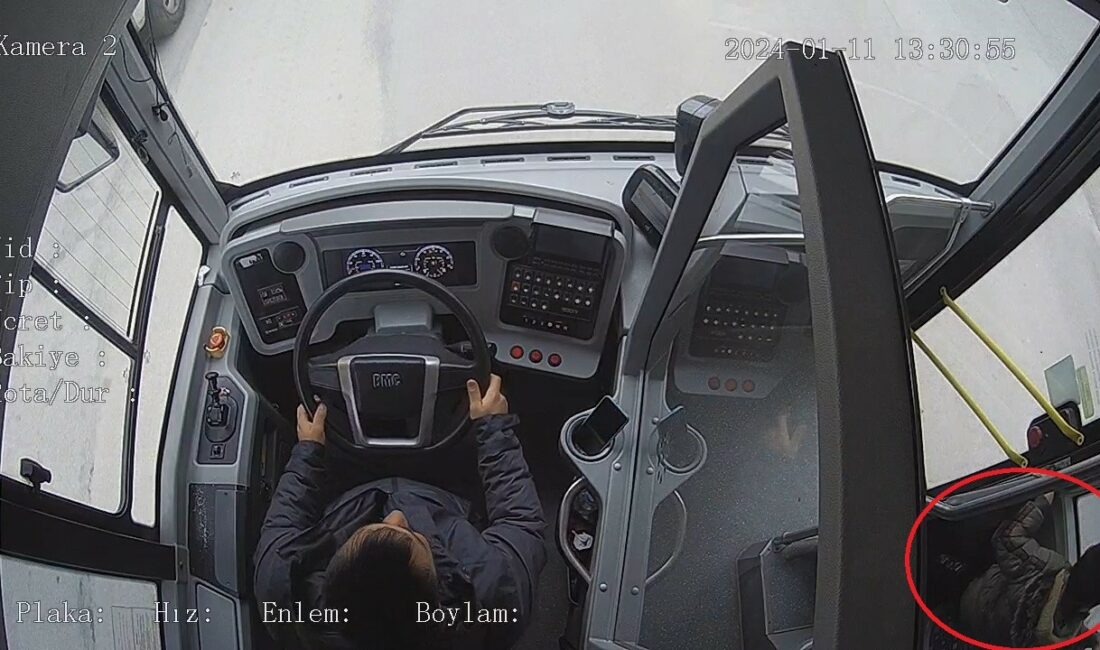 6 yaşındaki torununu belediye otobüsünde unuttu 6 YAŞINDAKİ TORUNUNU BELEDİYE OTOBÜSÜNDE UNUTTU, O ANLAR ARAÇ KAMERASINDA