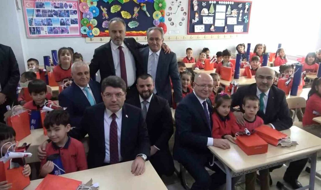 Adalet Bakanı Yılmaz Tunç, Bursa’da karne dağıttı ADALET BAKANI YILMAZ TUNÇ, BURSA’DA BİR OKULDA ÖĞRENCİLERE KARNE VE