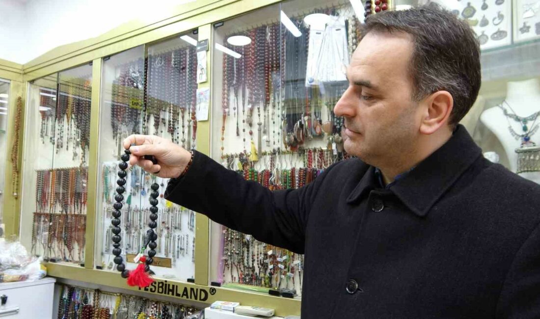 Balina kusmuğundan yapılan tespih 25 bin liraya satılıyor BURSA'DA TARİHİ ULUCAMİ’NİN YANINDA ÇEYREK ASIRLIK TESPİHÇİLİK YAPAN ESNAF GÖKHAN
