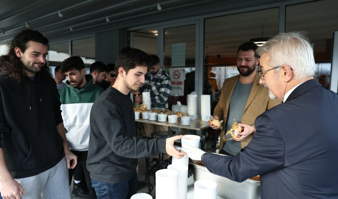 Başkan Erdem’den öğrencilere çorba ikramı ÜNİVERSİTE ÖĞRENCİLERİNE EĞİTİM DÖNEMİ BOYUNCA GÜNDE İKİ DEFA ÇORBA İKRAMINDA