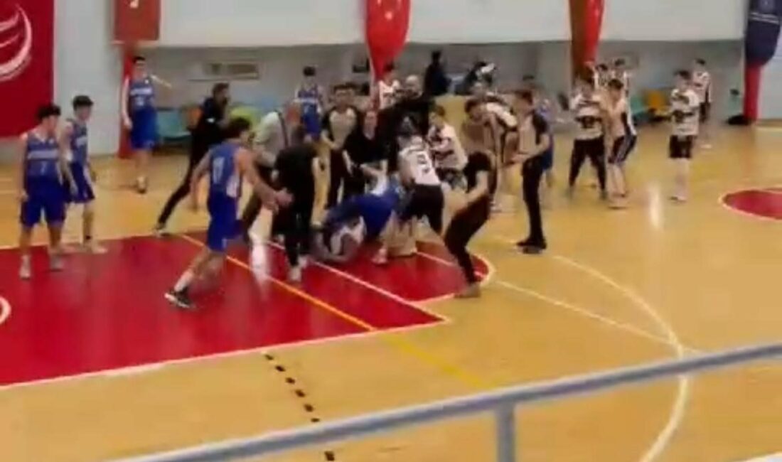 Basketbol sahası boks ringine döndü..Bir oyuncu yaralandı…(Düzeltme-tekrar) BURSA'DA İNEGÖL ATLASSPOR-WİNNER SPOR U-16 ERKEKLER BASKETBOL MAÇINDA YÜKSELEN TANSİYON