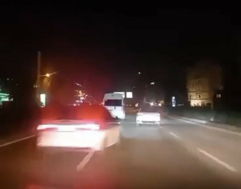 Bursa’da 5 araç böyle yarıştı BURSA'DA DİĞER SÜRÜCÜLERİN HAYATINI VE ARACINI TEHLİKEYE ATAN 5 OTOMOBİLİN