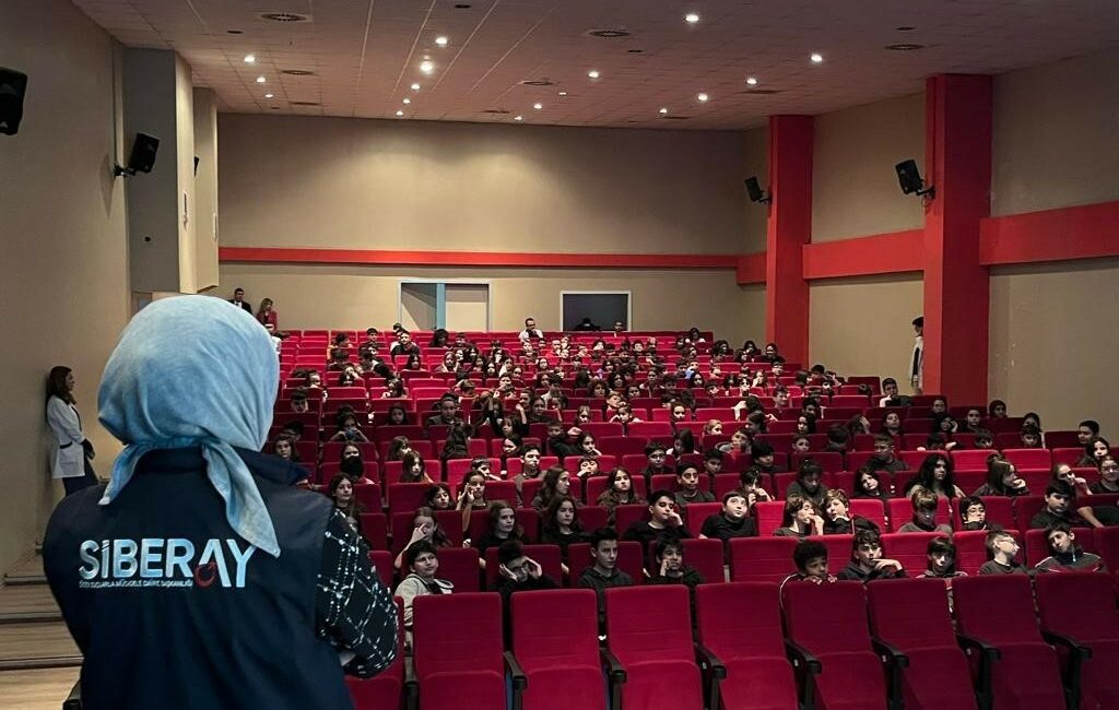 Bursa emniyetinden öğrencilere “Siber Güvenlik” eğitimi BURSA İL EMNİYET MÜDÜRLÜĞÜ "SİBER GÜVENLİK" KONULARI HAKKINDA ÖĞRENCİLERE FARKINDALIK