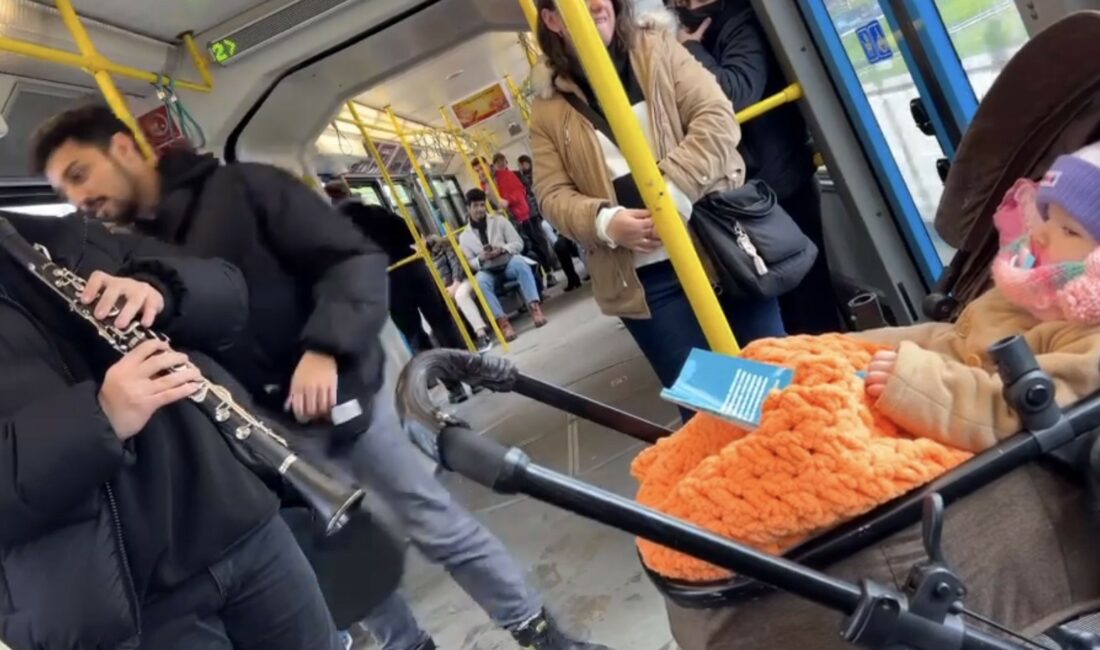 BURSA'DA METRO İÇERİSİNDE ŞARKI SÖYLEYEN GENÇLER, BİR BEBEĞİN AĞLADIĞINI GÖRÜNCE