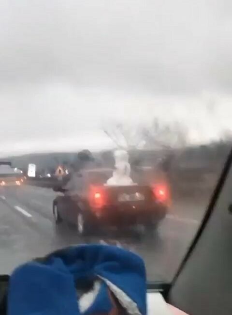 Bursa’da aracının bagajına yaptığı kardan adam gezdirdi BURSA ŞEHİR MERKEZİNE KAR YAĞMADI, ARACININ BAGAJINA YAPTIĞI KARDAN ADAMI