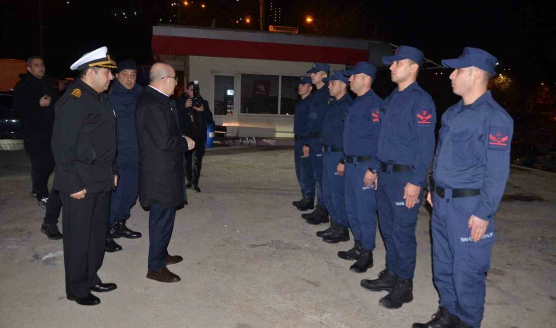 Bursa Valisi Demirtaş, yeni yıla polis ve askerler ile girdi BURSA VALİSİ MAHMUT DEMİRTAŞ GEMLİKTE ASKER VE POLİSLERLE YENİ YILA