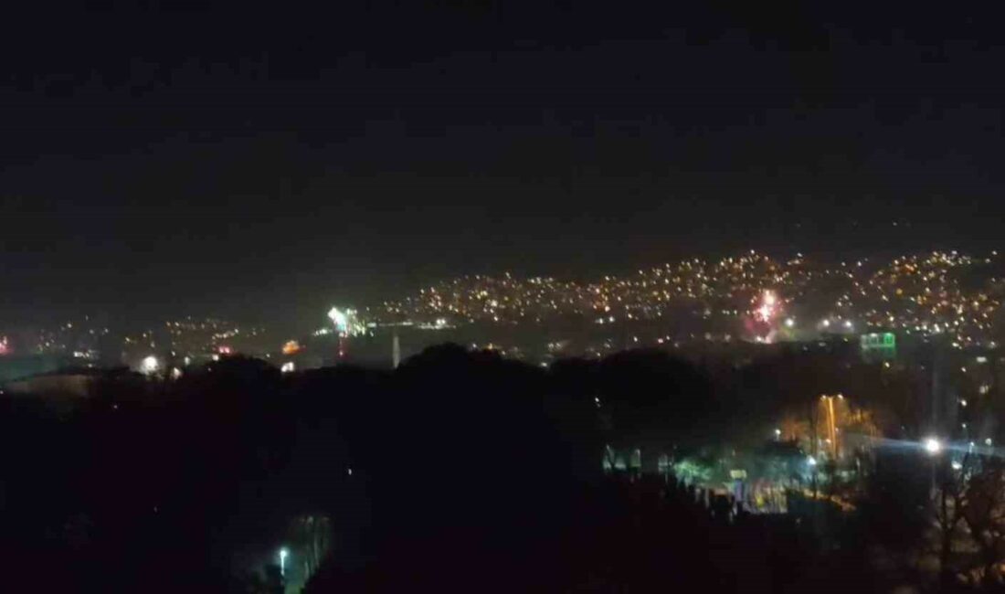 Bursa yeni yıla havai fişekler ve silah sesleriyle girdi BURSA'DA YENİ YILIN İLK DAKİKALARINDA HAVAİ FİŞEKLER VE SİLAHLAR ATEŞLENDİ