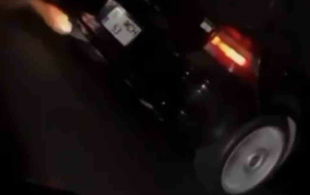 Bursa’da abartı egzoz ile gezen şahıs, polisten kaçamadı BURSA'DA OTOMOBİLİNE TAKTIRDIĞI ABARTI EGZOZ İLE GEZEN KİŞİ CEZADAN KAÇAMADI.