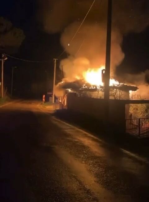 Bursa’da ahşap ev alevlere teslim oldu BURSA'DA TARİHİ KUMYAKA KÖYÜ'NDE AHŞAP BİR EV ALEV ALEV YANDI.