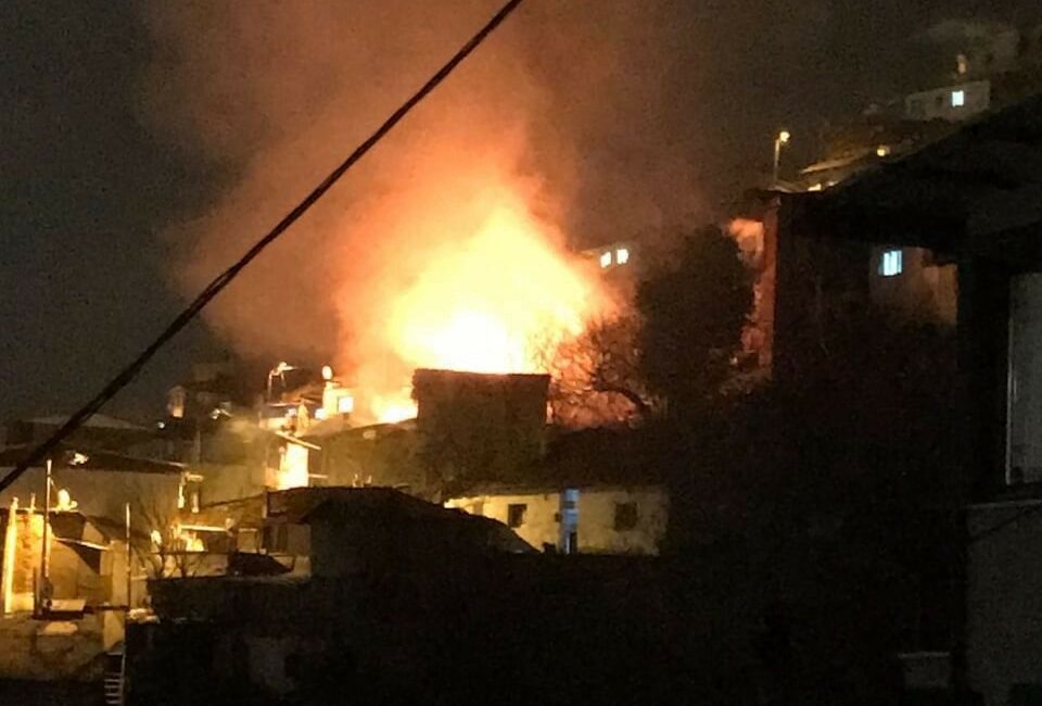 Bursa’da alev alev yanan ev küle döndü BURSA'DA BİR EV ALEVLERE TESLİM OLURKEN, YANGIN YAKLAŞIK 1 SAAT